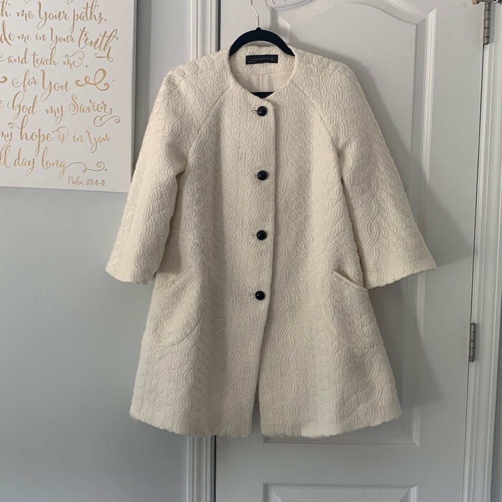 Zara Women's button up jacket / blazer. Quarter length flare sleeve size M